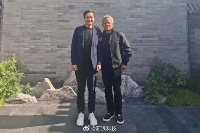 黄仁勋与雷军合影